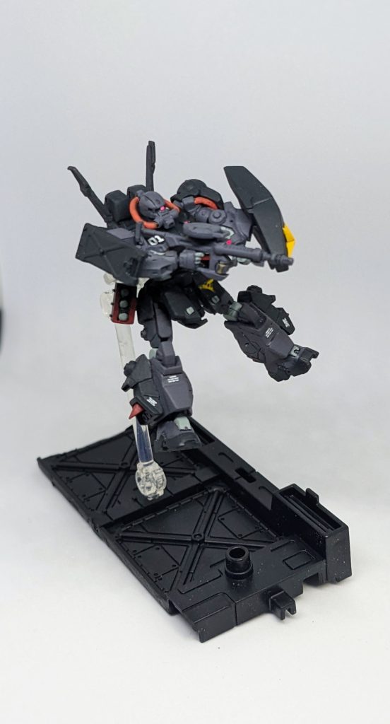 空中射撃ミサイルポッド付き！ちょっと見えづらいですが、ネオジム磁石を仕込んだサイドアーマーにはミサイルポッドを付けることができます😁台座適当過ぎたかな😅？