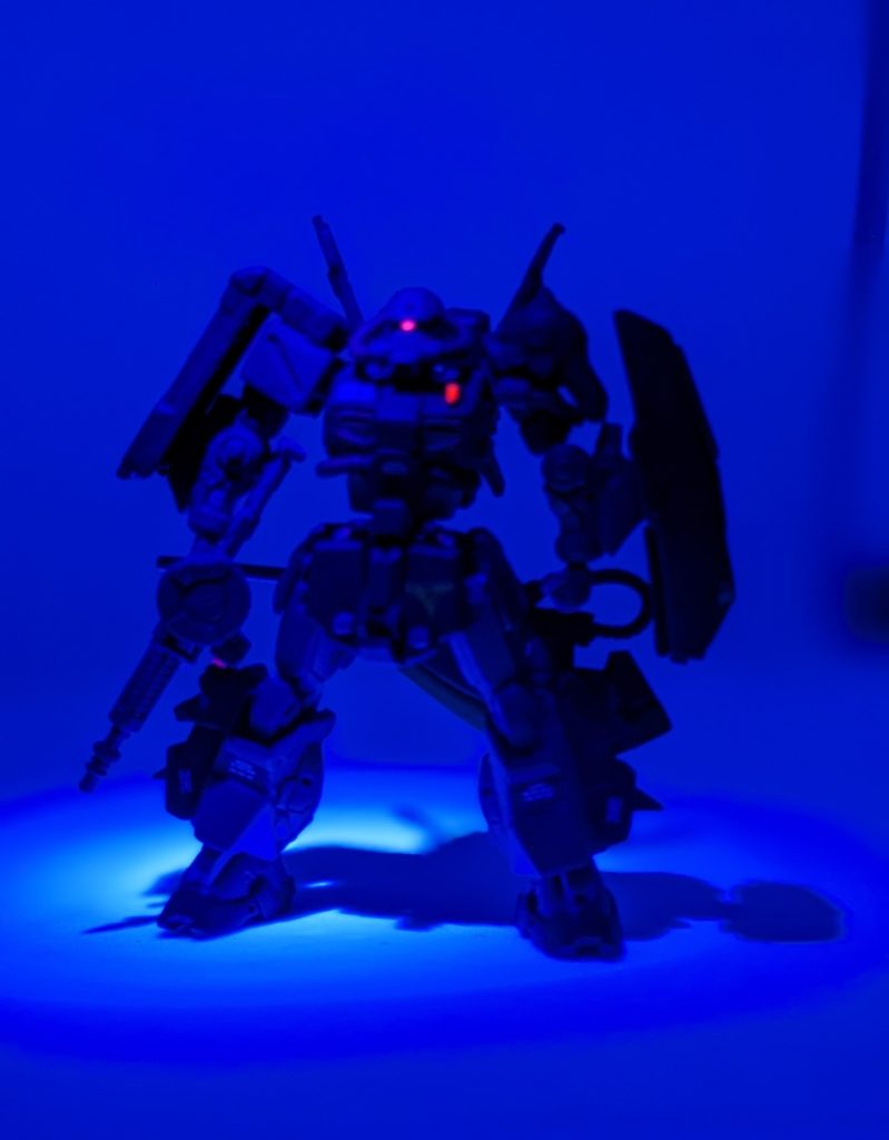 もちろんビコーンシステムも内蔵！今まではカメラアイにはラピーテープを使ってたんですが、最近は蛍光塗料がお気に入りです！ブラックライトで手軽に光らせることができるので重宝してます✨今回ついにアーティファクトの可動化に挑戦しましたが、大変だった分満足度がかなり高い作品になりました！またアーティファクトで可動化モデルを作るかは分かりませんが、良い経験になったと思います💪