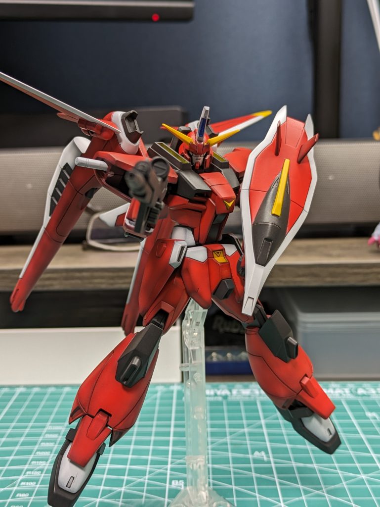 ビームライフルを構えて。EGストライクの関節は何度も付けたり外したりしていたので塗装完了時点で思ったよりプラプラです💦