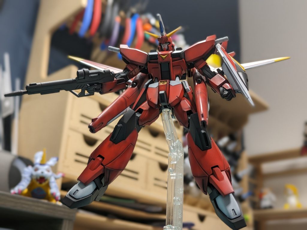 アムフォルタスプラズマ収束ビーム砲&スーパーフォルティスビーム砲。ボディを長くした&両腕がポロリするから上方向にほとんど動かないという理由により射角がかなり下を向いてしまいました💦首を前にせり出せるので高角度から覗き込みながら下方向に向けて射撃している雰囲気は出ます笑