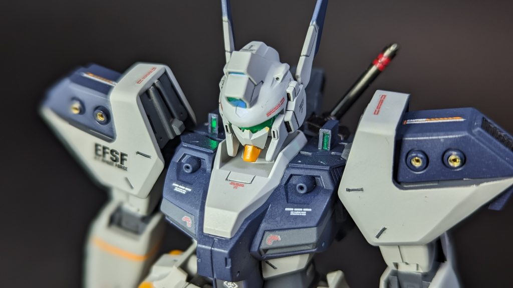 肩周りのアップです。両肩にあるカメラっぽいパーツはプラ棒からの削り出しで、１００均のラピーテープを貼ったのみのお手軽仕様です。肩アーマーの内側のメカディテールもプラバン加工のみです。また、肩アーマー前部の丸モールドには、ICソケットを使用しました。かなり安く入手できるメタルパーツとして、これもお気に入りです。