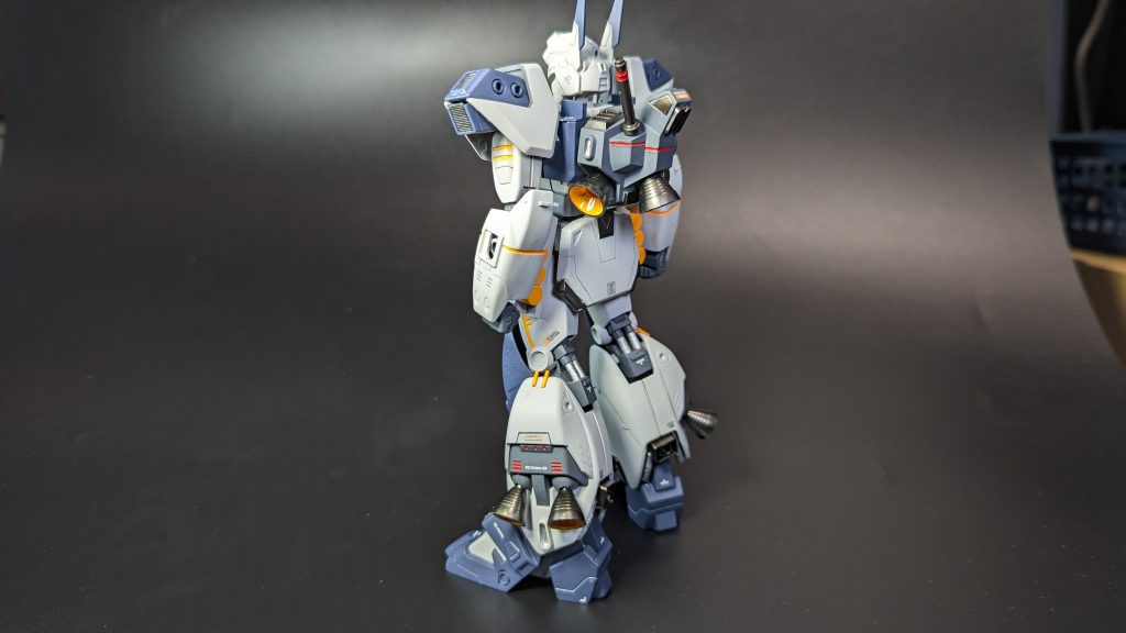 エアブラシで全塗装しています。バーニア、武器、バックパックの一部はメタリック塗装。オレンジとレッドの部分は水性塗料を筆塗りし、キッチンマジックリンで拭き取りをしました。よくあるエナメル塗料の塗り方を模してます。エナメルより塗料の種類が多く、発色も良い、筆塗りで気軽に作業できるため、お気に入りの技法です。