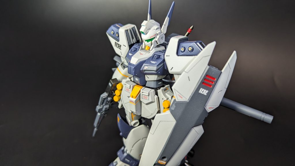 旧キットとはいえ、プロポーションがとても良いです。胴体を１ｍｍプラバンで延長、頭部のマスク部分を分割して小型化、肩のアーマーを短縮加工しました。あとは肩周りにディテールを追加しつつ、全身にマイナスモールドを加えました。