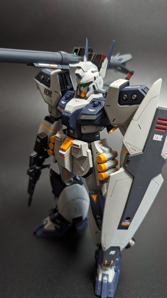 こちらの写真は照明を当てずに撮影したものですが、肉眼で見る色調がよく再現されています。塗装レシピは以下のとおりです。下地：ガイア　サーフェイサーエヴォボディ：サフ下地のままボディ紺：ガイア　NAZCAカラー　ダークブルーイッシュパープル　ボディ橙：Mrカラー　水性　オレンジイエロー（黄橙）フレーム：ガイア　メカサフ　スーパーヘビーアクセント赤：Mrカラー　水性　レッドトップコート：クレオス　つや消しトップコート（缶）