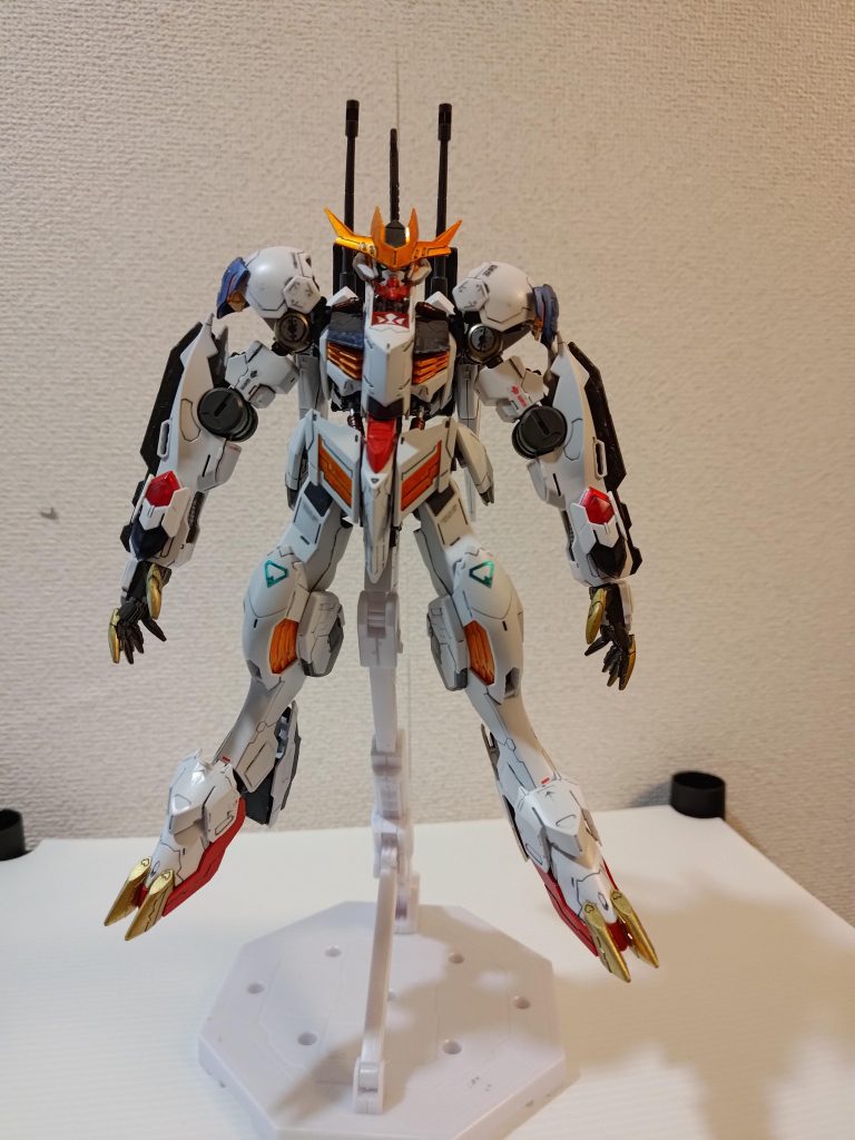 初めてなので拙い塗装…ガンダムマーカーでやってみました。