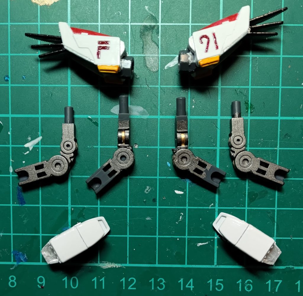 メイン写真を見て腕の曲がり方に違和感を覚えた方がいるかもしれませんが、これもニコイチ仕様のちょっとした恩恵です。腕部フレーム1組に対して、二重関節になっている肘をエッチング鋸で両断し角度を変えて接着しました。これを使えばガワラ曲げのようなポージングが可能です!腕部フレームを差し換えるときには白い外装パーツまで分解する必要があるという、スマートという言葉から程遠い改造ですが、ある物は使わにゃ損ということで。。。