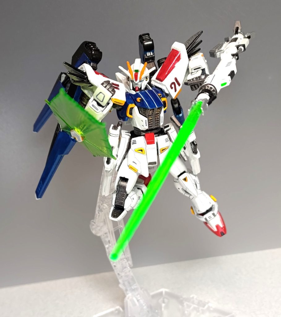 ビームランチャーを構えた突撃態勢。銃口にビームサーベル刃を取り付けることは無改造で可能ですが、腕下に沿わせたことで槍っぽく扱えるようになりました。M91の影響を受けてる感は多々あります。