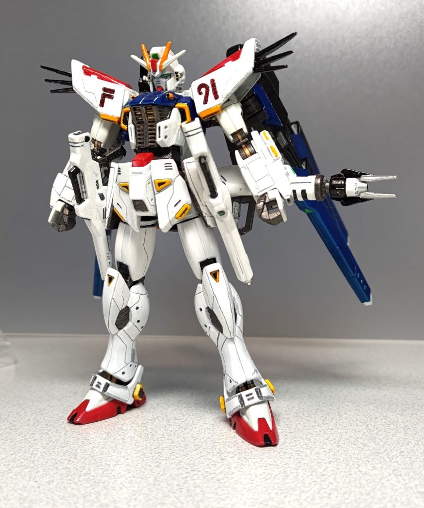 フロントショットです。ムラは酷いけど、シール類を使わずにここまで色分けできたのは自分にしちゃ上出来です。背中のヴェスバーを4門にしたらシルエットがストライクフリーダムに見えてきて、ヴェスバー・肩周り・ブレードアンテナをストフリっぽく色付けしてみました。<備忘録という名のカラーレシピ>ホワイト:クールホワイト/グランプリホワイトブラック:メタルブラック/黒鉄色/焼鉄色ブルー:メタリックブルーグリーン:蛍光グリーンレッド:メタリックレッド/マルーンシルバー:GXホワイトシルバーゴールド:ゴールドイエロー:GXメタルイエローオレンジ:オレンジイエロー(アクリジョン)