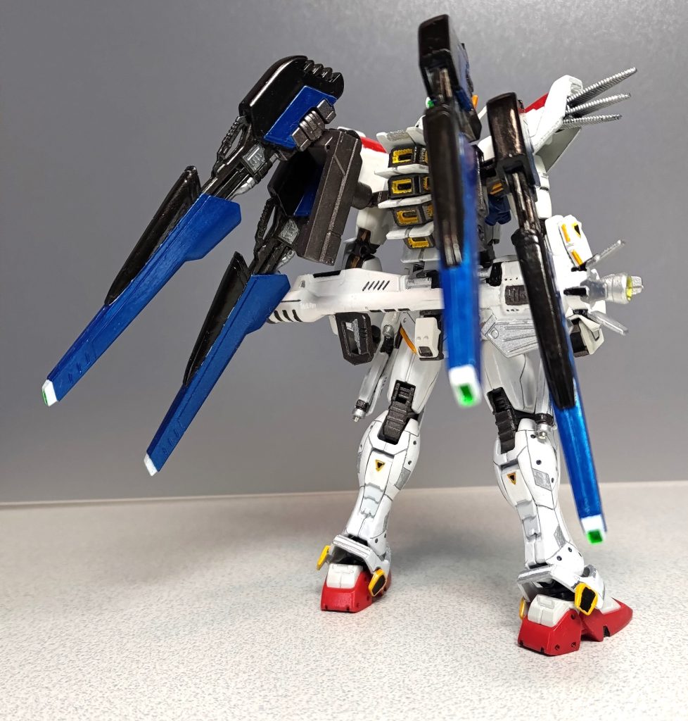 バックショットです。結構なボリュームですが、意外と自立は容易でした。ビームランチャーのバーニア奥にはICピンソケットを、ピン側が外を向くように接着しました。ヴェスバーは本来の接続部に、コトブキヤのウェポンユニット42 フォールディングアームのパーツを追加して、4門に増やしています。砲口をグリーンで塗っているのは、フォロワーさんのF91をマネしました。以下、アクションポーズです。