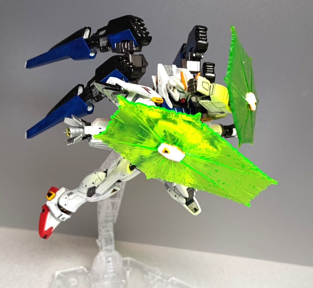 両腕のシールドを展開し、敵陣へ飛び込むF91! ガワラ曲げ改造のおかげで正面にシールドを構えやすくなりました。ストーリーに掲載のとおり、シールドとサーベルのビームエフェクトは100均のラメ糊とタミヤアクリルのクリヤーでデコってます。