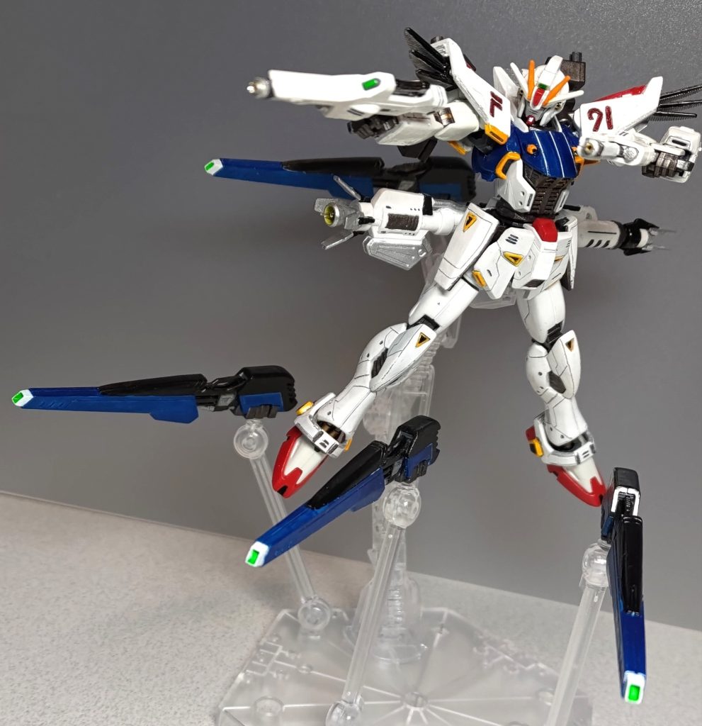 ビームライフル2丁とヴェスバーを展開して一斉射撃! ストフリのようなビームライフルの連結機能は無いです。着色したヴェスバーを浮かせてみるとドラグーンっぽく見えますが、F91の設定を重視するのであればヴェスバーは機体のジェネレータに直結することで高威力を発揮しているので、分離した状態では数発も撃てないでしょうね・・・