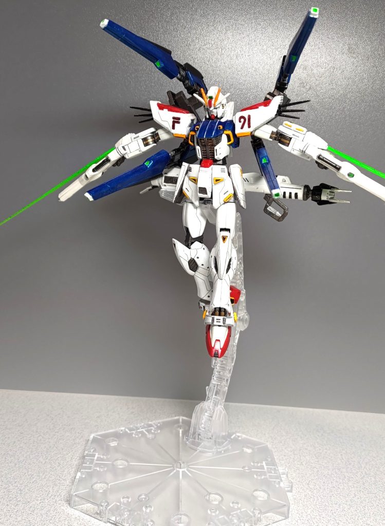 というわけでこっちが本命です。ヴェスバーを展開し、左右のハイパービームソードにも火が入った攻撃態勢! ヴェスバー接続部にアームが増えたおかげで、浮かせずとも多角的な構えが可能です。また腋下のヴェスバー2門は左右に砲身を振って背中から前に向けられるので、ビームランチャーをマウントした状態でも展開できるようになりました。地味に嬉しい・・・