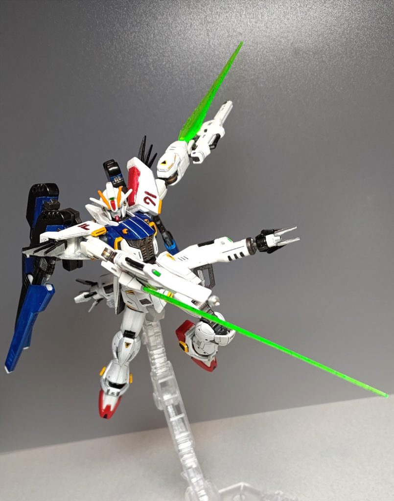 ハイパービームソードで接近戦。ちょっと大振り気味で隙が生まれそう・・・と敵が思ったなら勝ちです。