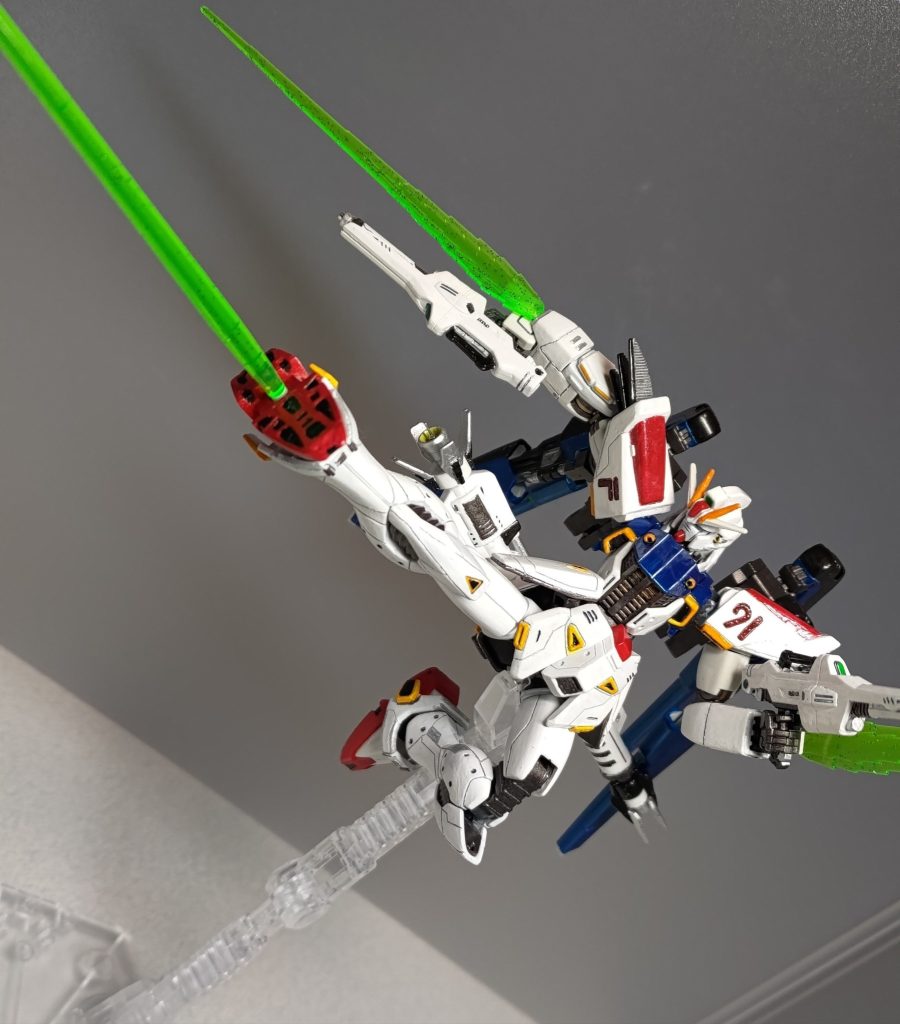 シーブック「なんとぉーっ!」 足の裏にF91のビームサーベルを仕込みました! クロスボーンガンダムのヒートダガーをイメージしたものです。迂闊に近づこうとする敵をひるませるには十分でしょう。