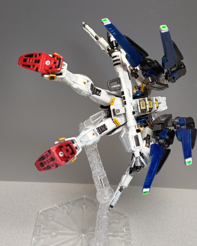 ひとしきりインファイトで暴れた後、敵から距離を置く際にはヴェスバー4門で背面乱れ撃ちをしながら去っていくファンサービス。ところで、このF91は作中で見せたビームサーベル回転斬りができないからバグに対して脆弱化している、と思われた方がいるかもしれません。しかしご安心を。このF91にはバリアがあります。