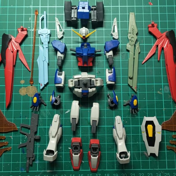 こちら、旧HGのデスティニーガンダムになります。中古品の中から見つけまして、妙に安いと思ったら古い方でした。目を引いたのはアロンダイトと光の翼のビームエフェクトで、ネットのレビュー記事によるとピンク色のはずがオレンジ色。なら機体のほうを自分が塗装してみようかな、と思い購入しました。フラッシュエッジのエフェクトとソリドゥス・フルゴールビームシールドは欠品、ライフルは別機体のもののようです。とりあえず解体して仮組加工、肩アーマーの後ハメ加工、ナイフでゲート処理したのがメイン写真です。ここから合わせ目処理が大変だ・・・あと長距離ビーム砲の持ち手が折れてなくなってたので、何か適当なパーツを付けてあげたいところ。