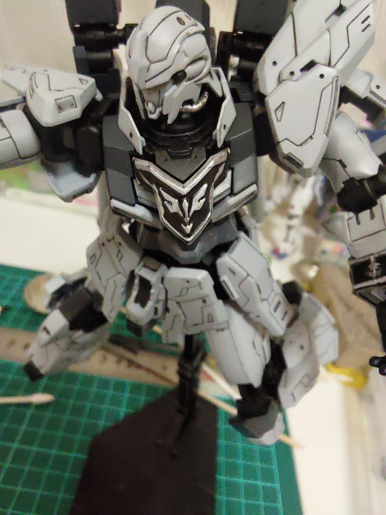 ネット情報を参考にエングレーヴィングはシルバーの下地に黒のエナメルで重ね塗りで溶剤で拭き取り。まぁまぁ上手くできたのでは