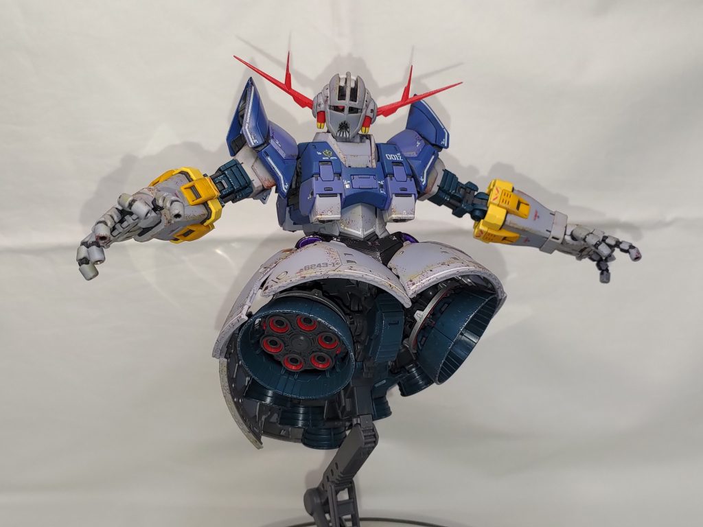 付属の台座を使用してちょっと下から…バーニア部分の汚しは全然足りていませんね