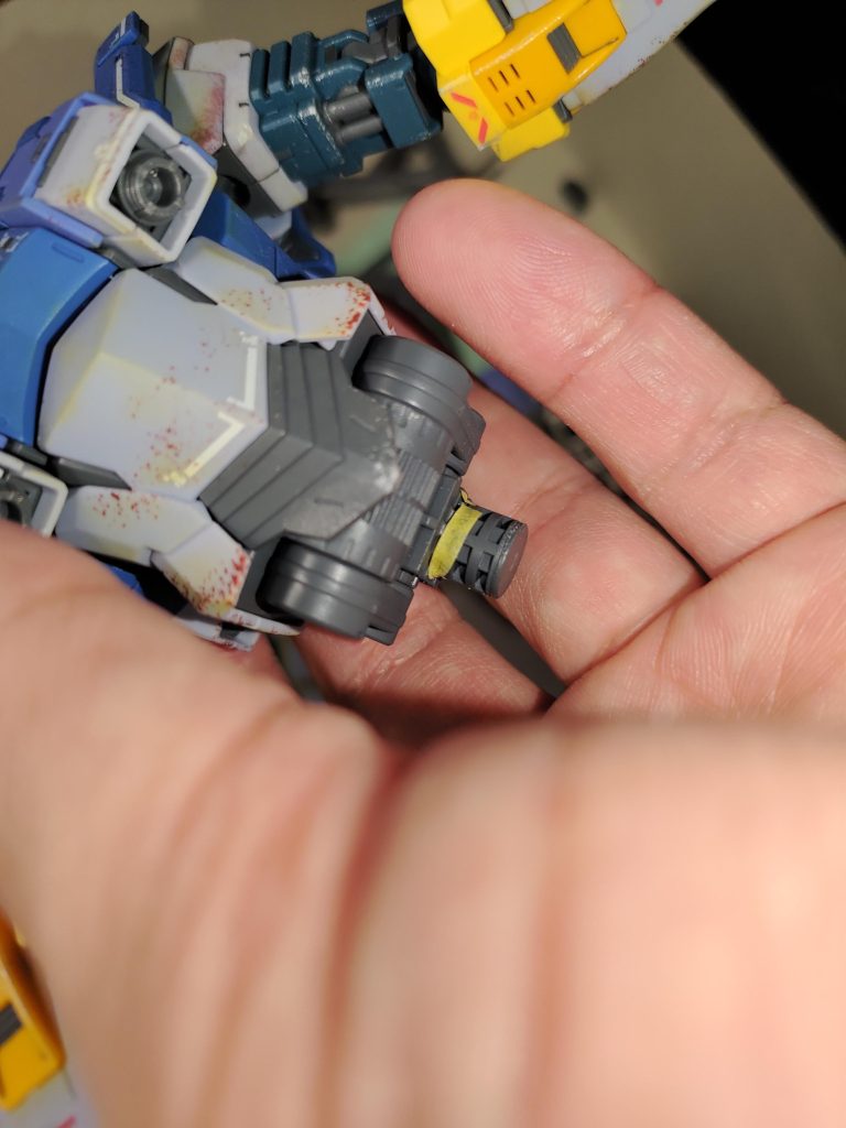 私の購入したキットは胴体と腰の接続部が緩くすぐ取れてしまうのでマスキングテープで接続部分をちょっと厚くして何とかしました