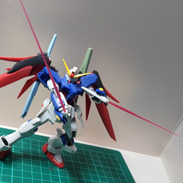 旧HGディスティニーガンダム制作中です。ライジングやイモータルが投稿されるご時世に・・・合わせ目処理、モールド彫りなおしときて、全身のヤスリ掛けをしております。600番でヤスリ終わったところでテンション上げるためにポージングをいくつか決めてみました。写真１(メイン)：購入時に目を引かれたオレンジ色のエフェクト。これに合わせて機体を塗装したいところです。加工しながらどんな色にしようかイメージしてます。写真２・３：欠品であったフラッシュエッジのエフェクトの代わりに、RGアストレイレッドのビームサーベルエフェクトを付けられるようにしました。柄が特徴的なビームサーベルという扱いですね。今回は普通に持たせますｗ写真４：パルマフィオキーナの手首パーツで、ドラゴンボールでありそうな強者っぽいポーズ。見えづらいけど、アロンダイトと長距離ビーム砲のアームにパーツを追加して、光の翼の前後の可動範囲を広げてます。写真５：脚部の合わせ目処理をした写真です。膝のパーツを切り離して接着し、スネや脹脛は段落ちモールド化しました。また、内部のボス/ボス穴を切除しまして、脹脛のスラスターの可動範囲を広げてみました。回し蹴りとかする時に有用そうかな、とｗ（2枚目）