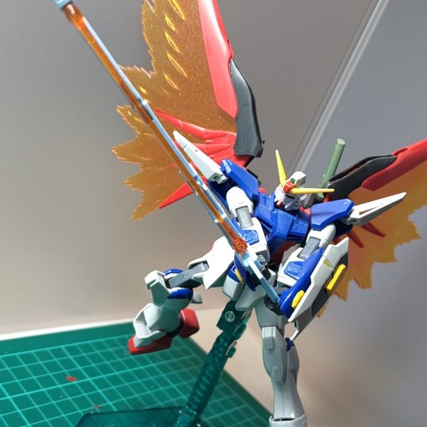 旧HGディスティニーガンダム制作中です。ライジングやイモータルが投稿されるご時世に・・・合わせ目処理、モールド彫りなおしときて、全身のヤスリ掛けをしております。600番でヤスリ終わったところでテンション上げるためにポージングをいくつか決めてみました。写真１(メイン)：購入時に目を引かれたオレンジ色のエフェクト。これに合わせて機体を塗装したいところです。加工しながらどんな色にしようかイメージしてます。写真２・３：欠品であったフラッシュエッジのエフェクトの代わりに、RGアストレイレッドのビームサーベルエフェクトを付けられるようにしました。柄が特徴的なビームサーベルという扱いですね。今回は普通に持たせますｗ写真４：パルマフィオキーナの手首パーツで、ドラゴンボールでありそうな強者っぽいポーズ。見えづらいけど、アロンダイトと長距離ビーム砲のアームにパーツを追加して、光の翼の前後の可動範囲を広げてます。写真５：脚部の合わせ目処理をした写真です。膝のパーツを切り離して接着し、スネや脹脛は段落ちモールド化しました。また、内部のボス/ボス穴を切除しまして、脹脛のスラスターの可動範囲を広げてみました。回し蹴りとかする時に有用そうかな、とｗ（1枚目）