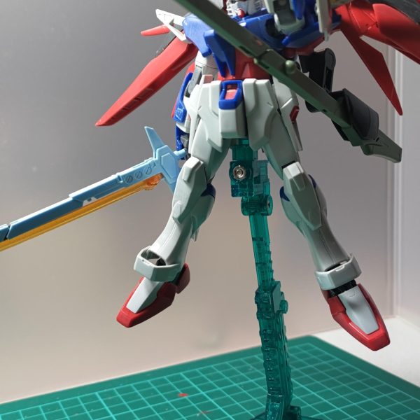 旧HGディスティニーガンダム制作中です。ライジングやイモータルが投稿されるご時世に・・・合わせ目処理、モールド彫りなおしときて、全身のヤスリ掛けをしております。600番でヤスリ終わったところでテンション上げるためにポージングをいくつか決めてみました。写真１(メイン)：購入時に目を引かれたオレンジ色のエフェクト。これに合わせて機体を塗装したいところです。加工しながらどんな色にしようかイメージしてます。写真２・３：欠品であったフラッシュエッジのエフェクトの代わりに、RGアストレイレッドのビームサーベルエフェクトを付けられるようにしました。柄が特徴的なビームサーベルという扱いですね。今回は普通に持たせますｗ写真４：パルマフィオキーナの手首パーツで、ドラゴンボールでありそうな強者っぽいポーズ。見えづらいけど、アロンダイトと長距離ビーム砲のアームにパーツを追加して、光の翼の前後の可動範囲を広げてます。写真５：脚部の合わせ目処理をした写真です。膝のパーツを切り離して接着し、スネや脹脛は段落ちモールド化しました。また、内部のボス/ボス穴を切除しまして、脹脛のスラスターの可動範囲を広げてみました。回し蹴りとかする時に有用そうかな、とｗ（4枚目）