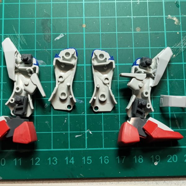 旧HGディスティニーガンダム制作中です。ライジングやイモータルが投稿されるご時世に・・・合わせ目処理、モールド彫りなおしときて、全身のヤスリ掛けをしております。600番でヤスリ終わったところでテンション上げるためにポージングをいくつか決めてみました。写真１(メイン)：購入時に目を引かれたオレンジ色のエフェクト。これに合わせて機体を塗装したいところです。加工しながらどんな色にしようかイメージしてます。写真２・３：欠品であったフラッシュエッジのエフェクトの代わりに、RGアストレイレッドのビームサーベルエフェクトを付けられるようにしました。柄が特徴的なビームサーベルという扱いですね。今回は普通に持たせますｗ写真４：パルマフィオキーナの手首パーツで、ドラゴンボールでありそうな強者っぽいポーズ。見えづらいけど、アロンダイトと長距離ビーム砲のアームにパーツを追加して、光の翼の前後の可動範囲を広げてます。写真５：脚部の合わせ目処理をした写真です。膝のパーツを切り離して接着し、スネや脹脛は段落ちモールド化しました。また、内部のボス/ボス穴を切除しまして、脹脛のスラスターの可動範囲を広げてみました。回し蹴りとかする時に有用そうかな、とｗ（5枚目）