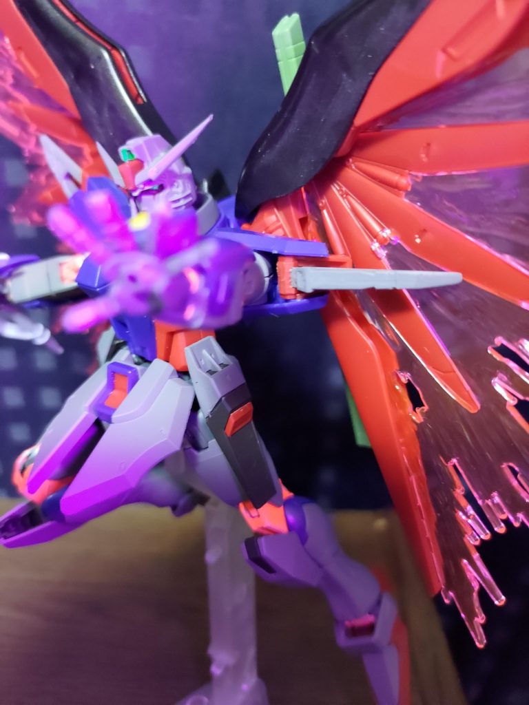 ブラックライトを当てると、関節が最大稼働状態の赤色に発光。頭部のツインアイとカメラアイも蛍光グリーンにしてるので光ります(画像だとブラックライトの光が強くて分かりづらい…)