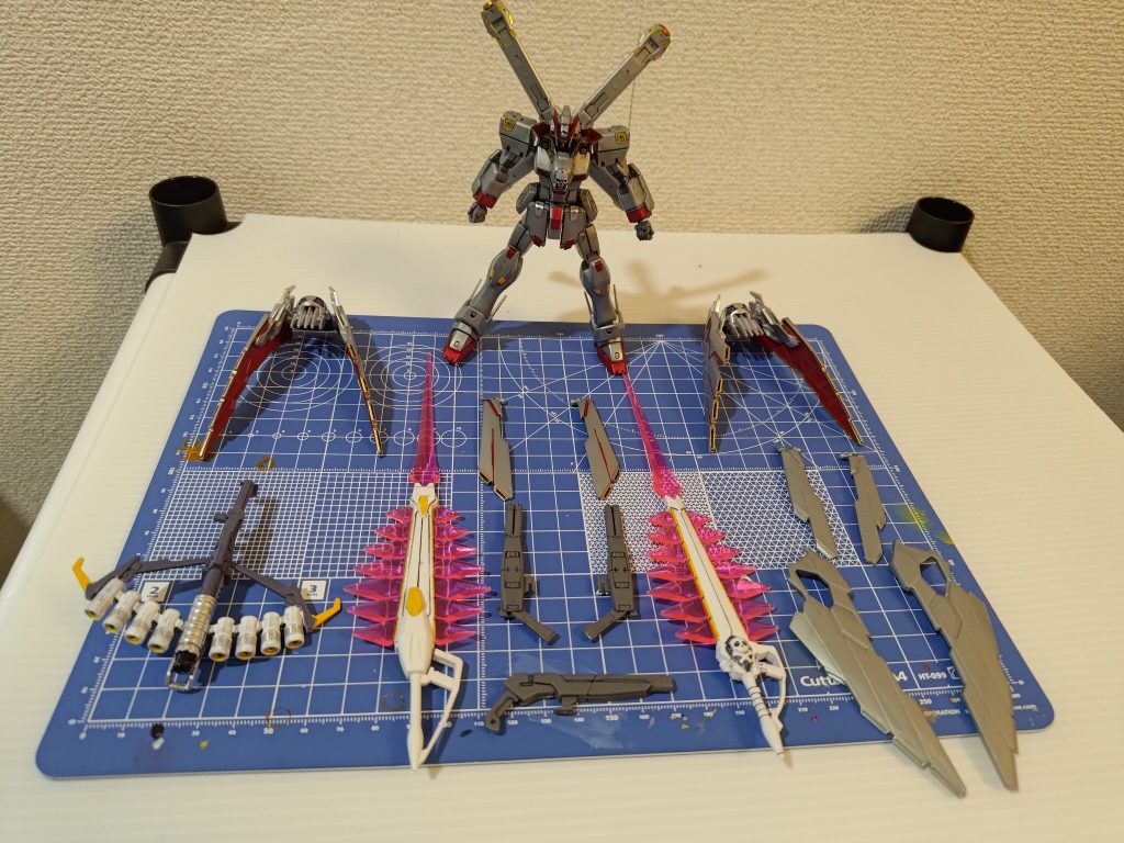 フルクロスユニットは光沢スプレー。本体は半光沢スプレーをかけました。武器はつや消しです。フルクロスユニットの余剰パーツでなにか作れないかな。