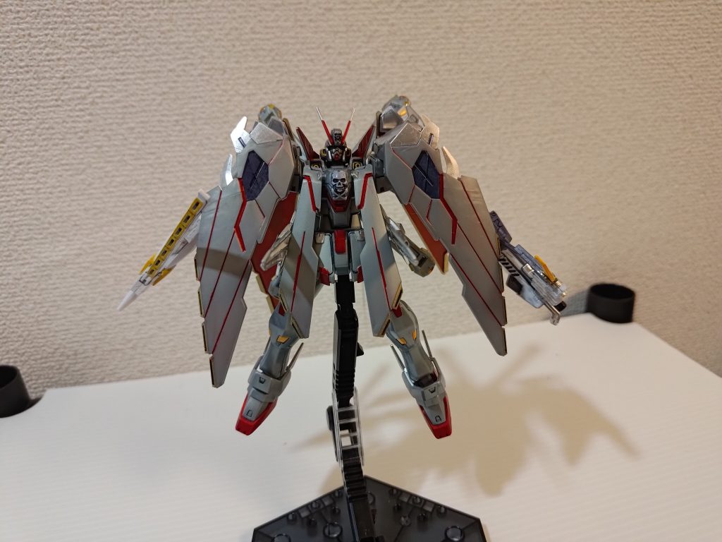 見にくいですが、腰部にHGアサルトバスターのヴェスバーを付けてみました。クジャク、ピーコックスマッシャー、ヴェスバーでめっちゃビーム出せます笑