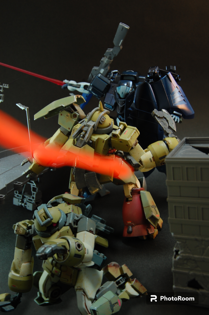 6番機をかばってやられる1番機 切断エフェクトはビルドバーニングガンダムの炎エフェクトを前ボケ撮影して表現しました。