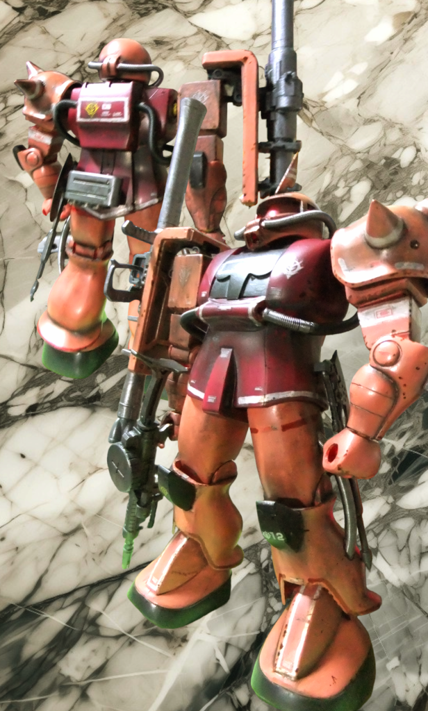 追加で頭部に電子浮き(釣り用)を仕込んでお手軽モノアイ発光。シールドにザクバズーカラックを追加。アニメ仕上げ⇒ウェザリング仕上げに変更(汚し過ぎ💦)ライン&ナンバーはモデラーマーカーで手描きとなります😁