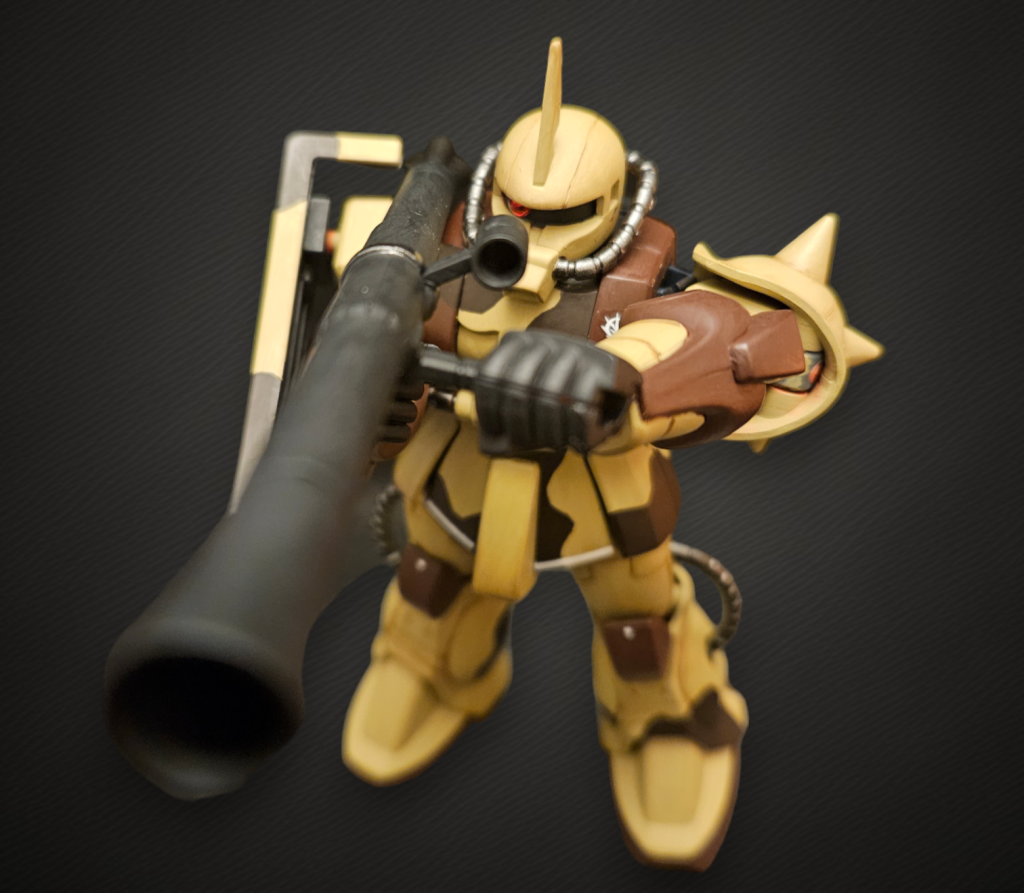 ザク・バズーカーを構えて