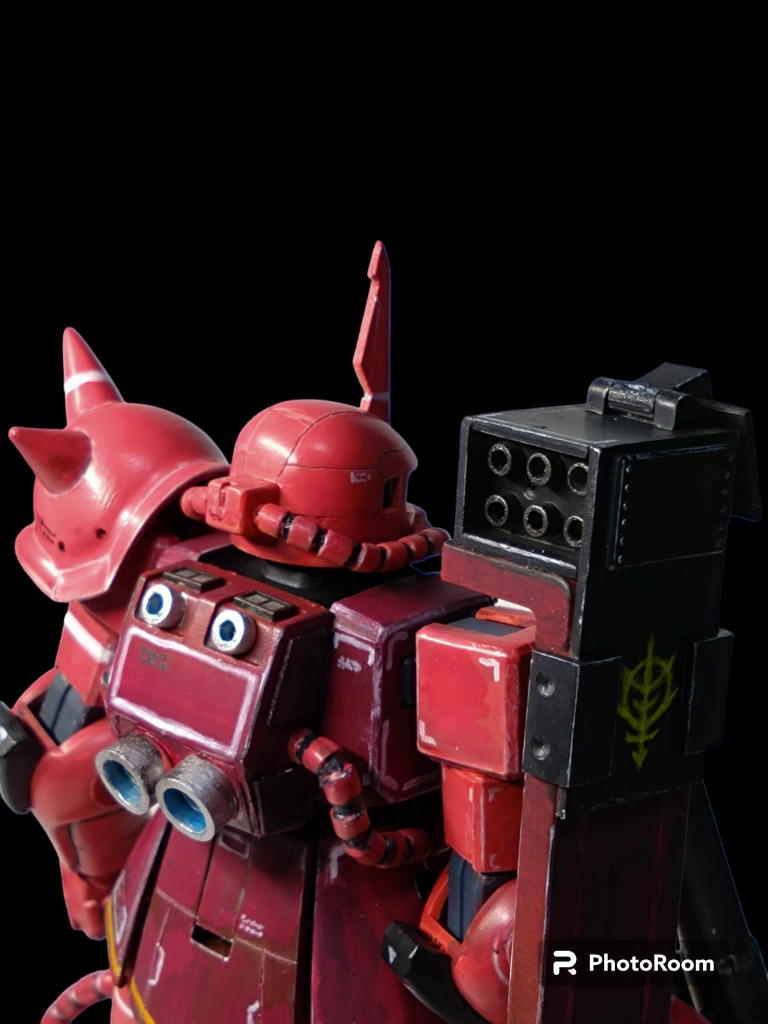 小さなマーキングもディティールアップのために描き込みしてます。バックパックのラインは少し曲がってますね。まぁ素人なんで。😅