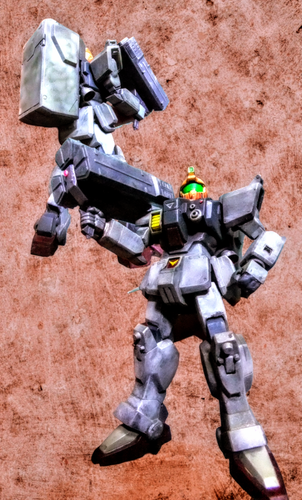 今回の「モブキャラ①」の「旧ＨＧ陸戦ガンダム改造⇒ＧＭ頭」デス😁　劇中での設定通りに「ＨＧ陸戦ＧＭ」の頭部を差し替えました💦　MG　グフカスタムと同時期に製作していますがめっちゃ汚しを行っています😁（グフカスタムを綺麗に作った反動だと思われます💦）