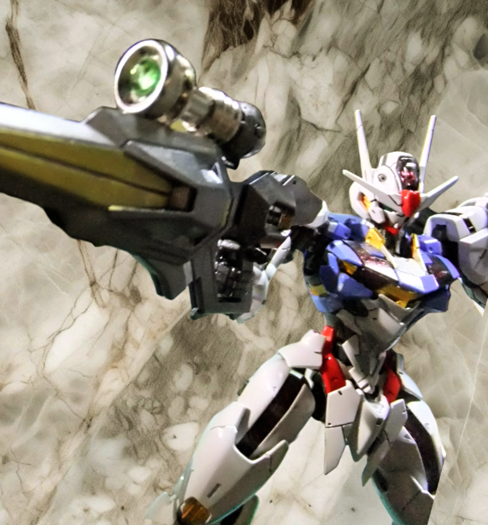 ファーストガンダム風ライフルっぽく💦高精度のスコープをメタルパーツを力業(クリアランスゼロを金槌で打ち込んで圧着しています😁)ではめ込んで生成💦