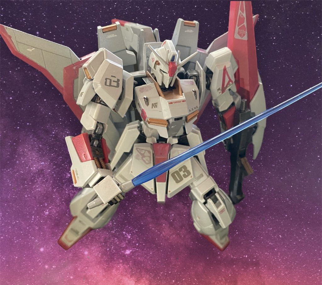 「この機体のテストパイロットを買って出たのが戦線復帰した伝説のニュータイプ、アムロ・レイだったっつ〜話、あれホントっすかね？」ゴシップ好きで通っている部下が、また仕事中にうつつを抜かしているようだ。 