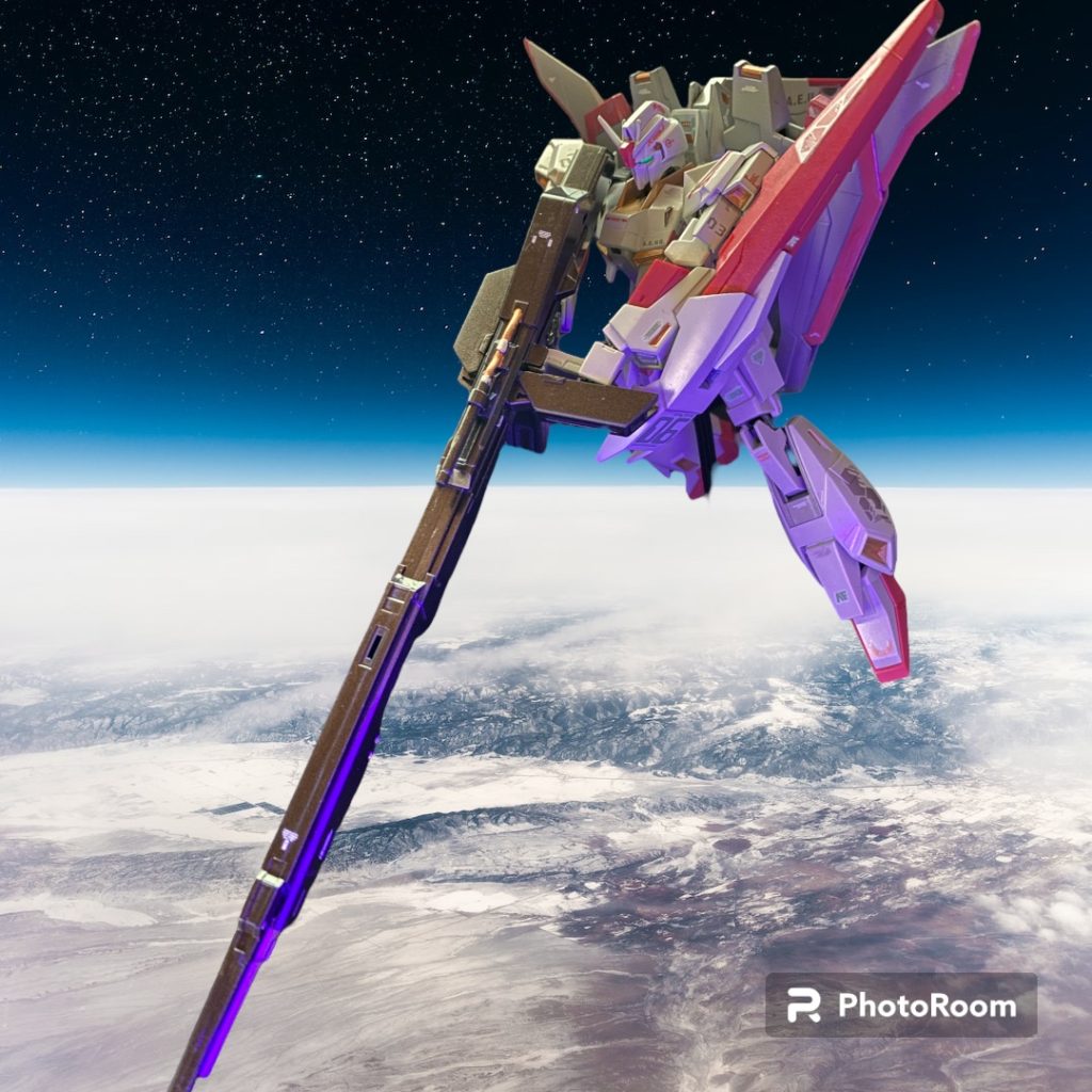 「くだらない噂話を聞いてくる暇があれば、仕事をひとつでも覚えろよ〜。俺が駆け出しの頃の一年戦争時なんてな〜、整備マニュアルもないワンオフの機体が毎週のように運び込まれては先輩の後ろから仕事を見習ったもんだ。」我ながら、先輩風を吹かす嫌な大人になったものだと自虐しながら、内心は気になっているミーハーな自分もたしかに居た。