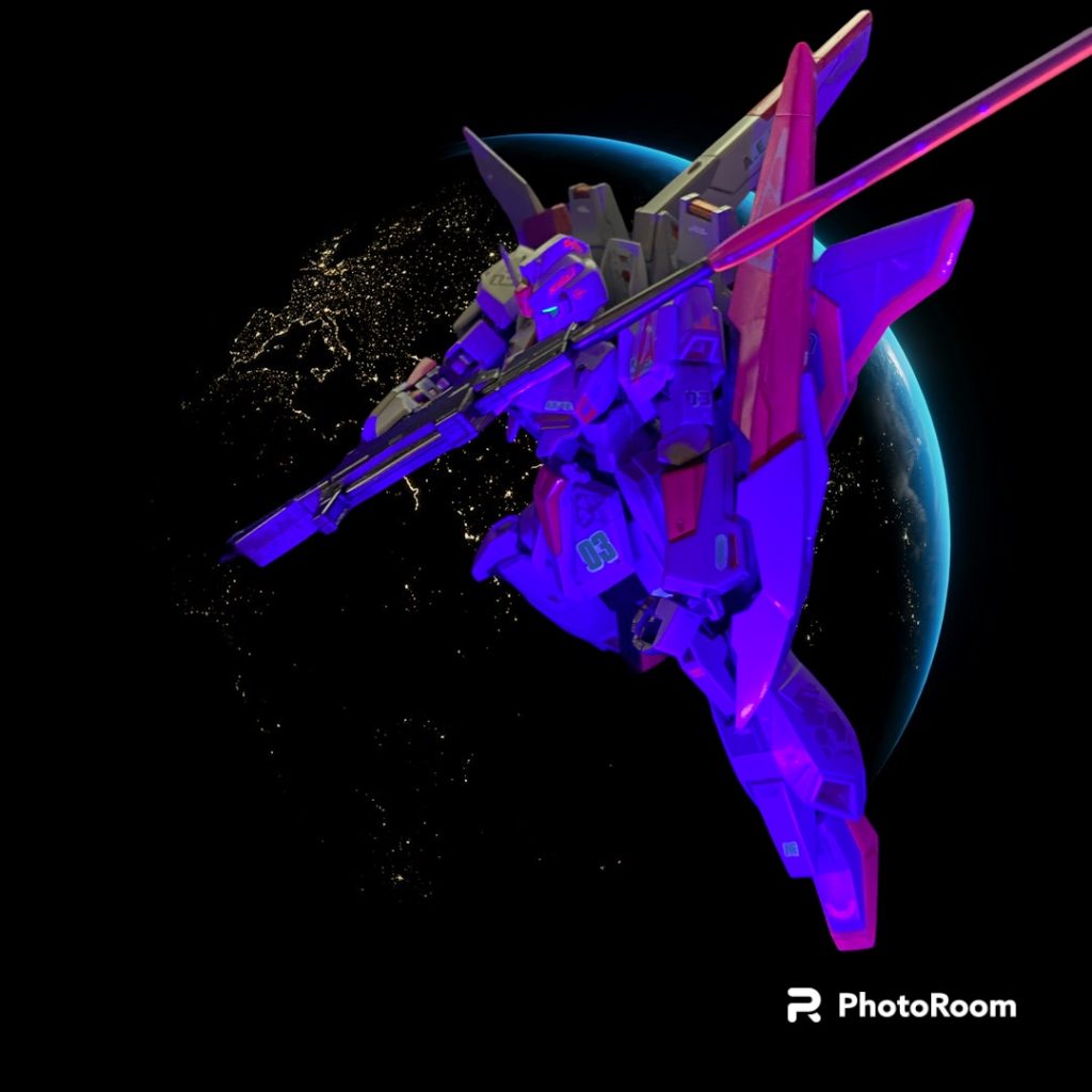 ツインアイと、蛍光ピンク部分、蛍光デカールがビコーンするので、ブラックライトを当てると、バイオセンサー発動状態の様です。カミーユは死んでいった女たちの声を聴く事でパワーアップしたような描写がありましたが、もしもアムロが発動させていたら、どうなったでしょう？ララァやマチルダさんの思念と会話して、ハイパーメガランチャーで超高高度からの「狙い撃つぜっ！」したり、巨大ビームサーベルでとある宇宙要塞ぶった斬ったりの、サイコフレームも真っ青なとんでもパワーを発揮していたかもですね笑