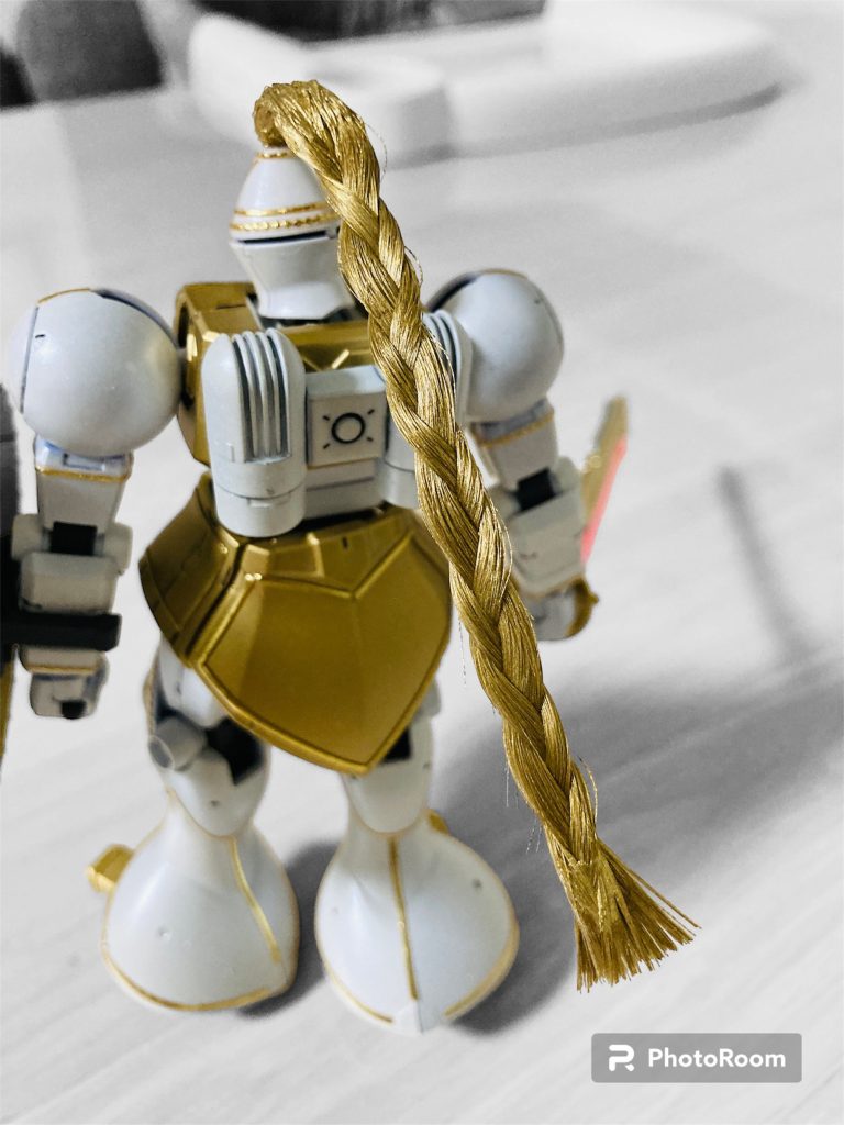 三つ編み。騎士の兜の髪を真似して生やしてみました。所々枝毛みたいなのが。元々は垂れ流しのロン毛でしたが、嫁さんが三つ編みにしたいというで、して貰いました。