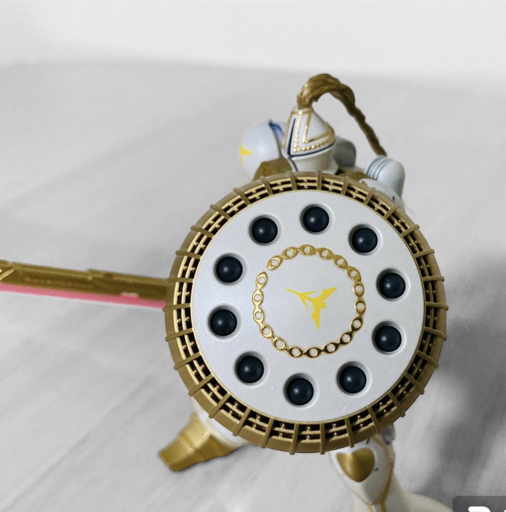 シールド。エングレービングと中央に余ってたネオジオンのデカール。