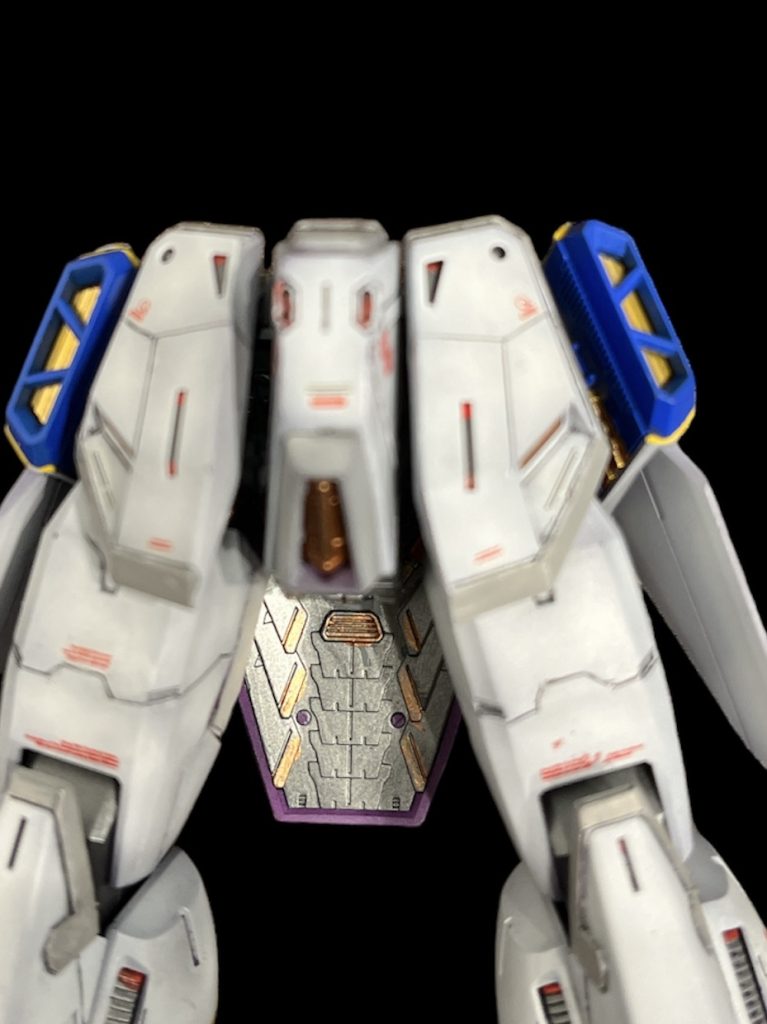 スジボリに挑戦しました。ずっと挫折していましたが、今作品で少しコツを掴み自身がレベルアップしたと感じました。やればやるだけ自分の成長を感じられるのがガンプラのいいところです。