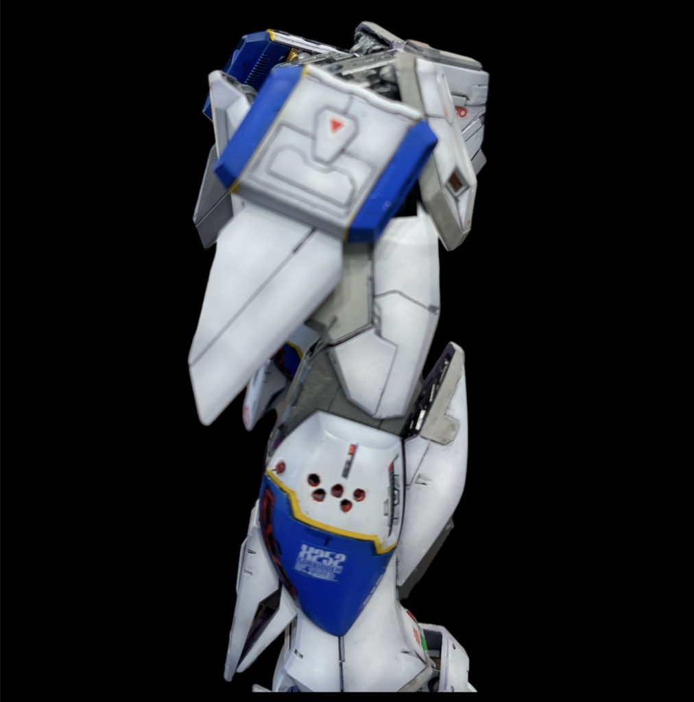 太ももアーマーの分割ライン変更、サイドアーマーのディテールアップ、膝アーマーふちをプラシートで囲み立体感を出し、ふくらはぎにブチ穴開けてみました。