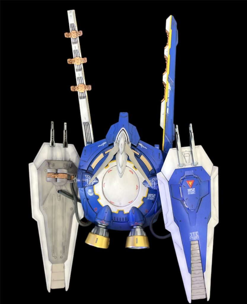 背負いもの。重い。ウェーブパンチで作ったディテール板でデコレート。シールドのグレーの部分です。エンジンブロック。大好きな色、ビスマスパールとスターブライトゴールドで塗装しました。ボディ青と白の境目にスジボリ入れ、黄色のラインひきました。ここが最も苦行でした。