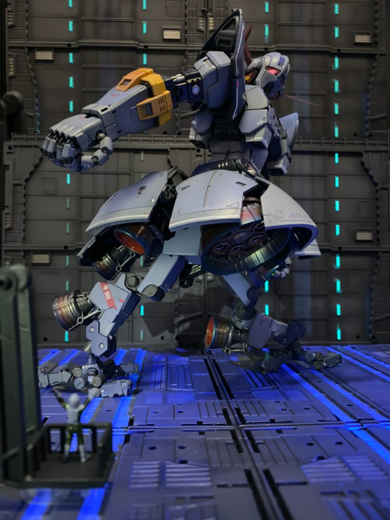 ジオング出ます！ジオング発進！ニュータイプパイロットの不足で、実戦投入の目処が立たなかったジオング。皇国の命運がかかった決戦の舞台で無意味な整備を担当する事に腐っていた中、あの赤い彗星が搭乗すると聞いた時の興奮は一生忘れないだろう。せめて少しでも赤く…発進までの短い時間では右脚に赤いラインを塗るのが精一杯だったが、大佐は気づいてくれただろうか…