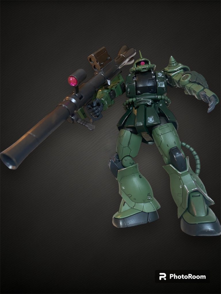 モノアイとバズーカのスコープをキラキラシールで仕上げました。