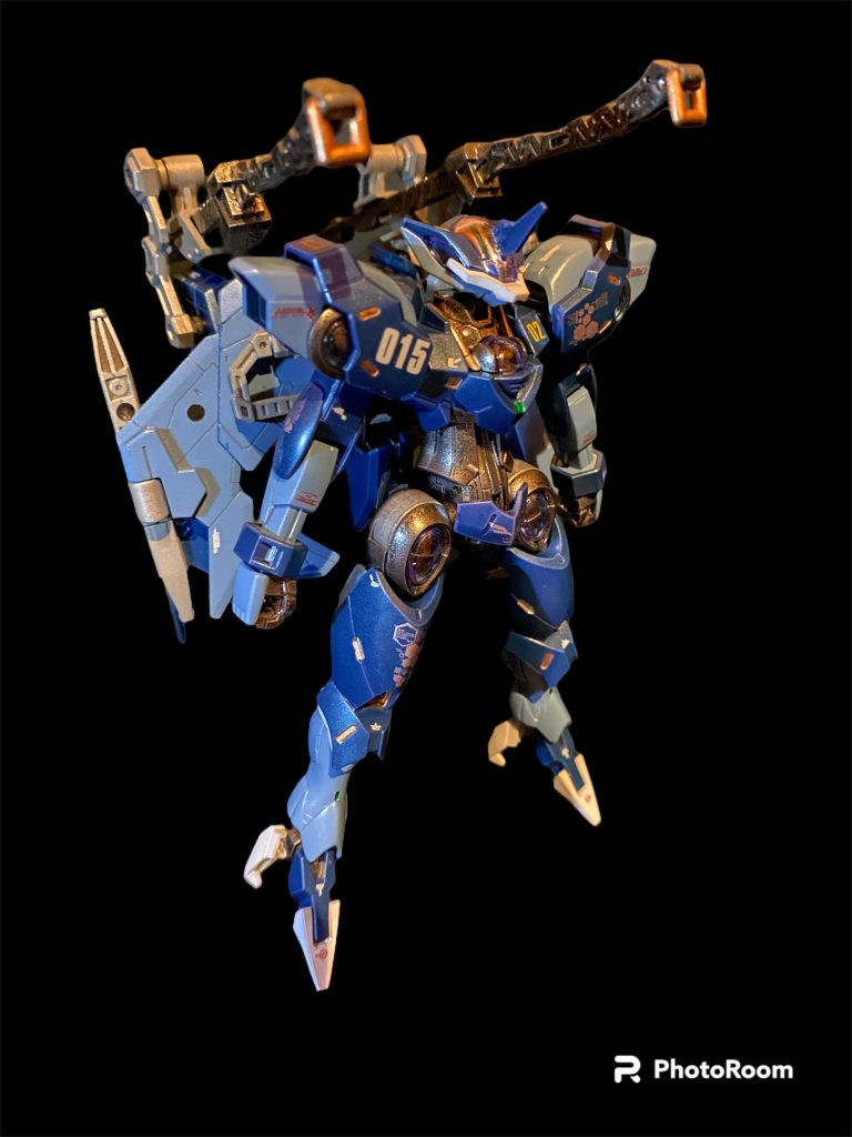 翼を畳んだら、これまた新型バルキリーか?みたいなシルエットでした(変形出来ませんw)うーん、この刀の位置は戦国アストレイだな🤔本体唯一の改造点は頭部。実戦配備機にも決闘用アンテナがそのままはおかしいと思い、クリアパーツに開口し、切り取ったアンテナを接着しました。改造前はネズミみたいだなと思っていた頭部が、今は青鬼みたいですw