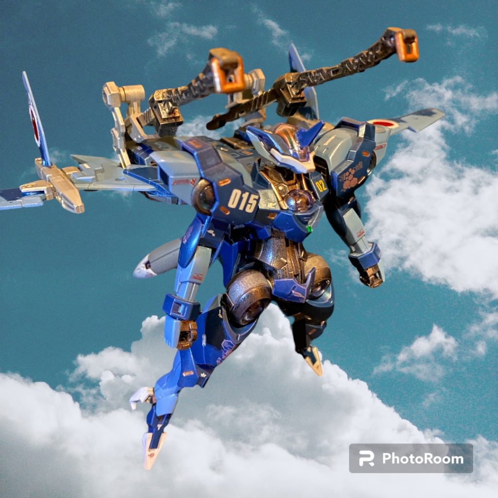 本体とシールドにもヘックス迷彩のデカールをアシンメトリーに入れてます。F2カラーには、やはり空が似合います。元の単発エンジンのようなバックパックはジョイントを介してフライトユニット下面に接続しています。これによりシルエットがエールストライカーの様。