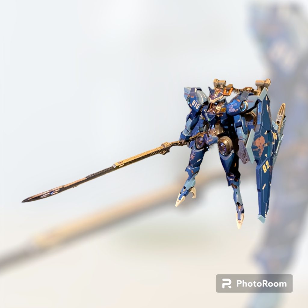 水星シリーズで最も異形という言葉に当てはまるデザインだと思っていたベギルペンデ。しかし四肢は非常にスラリとしていてスタイリッシュ、曲線も優美で、そこに組み合わされる平面がまたたまらなく効果的だということに気付きました。シールドの接続部を含めた可動域も恐ろしく、水星キットの中でも随一です。