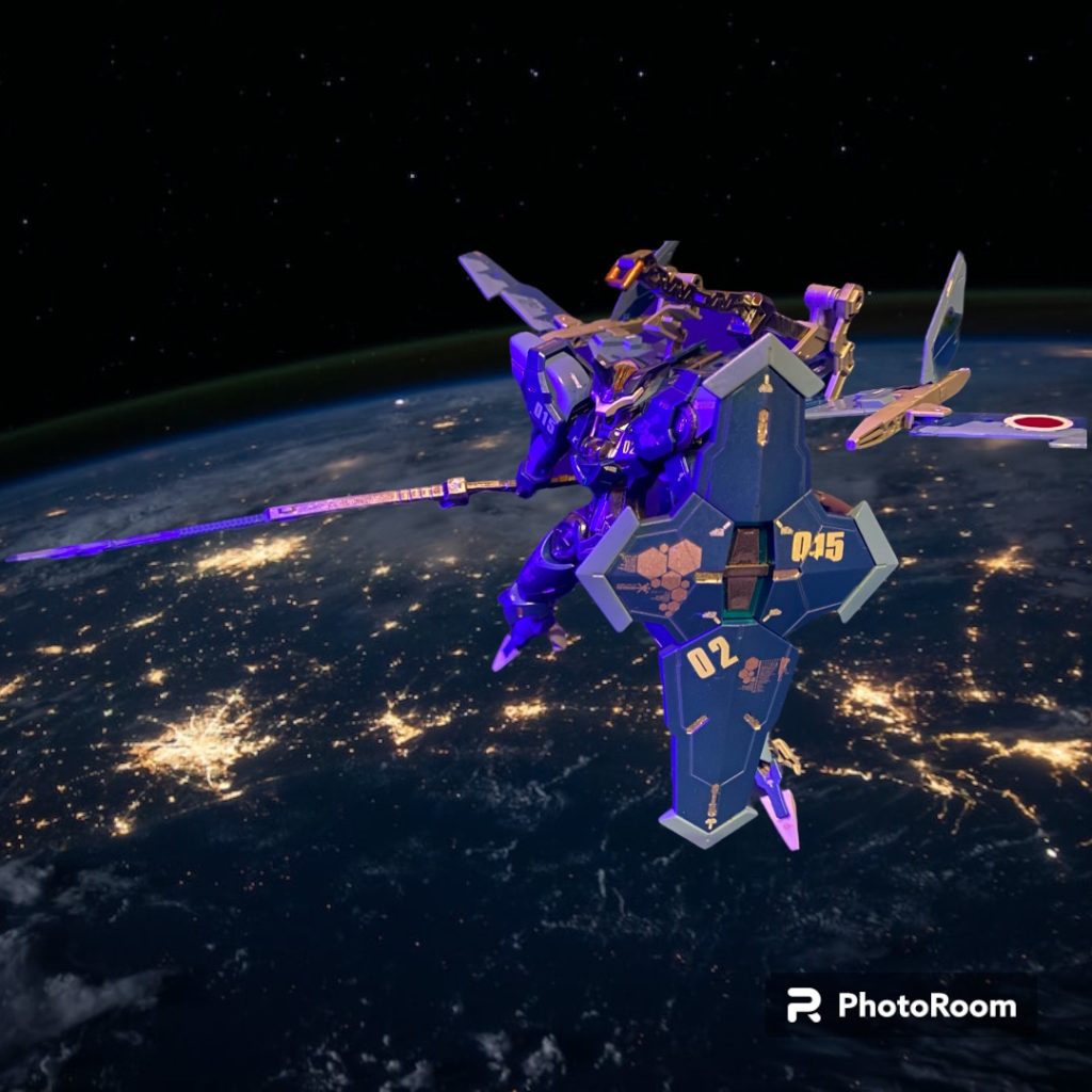 要人警護において、当日の警備行動はそのうちのほんの一瞬にすぎず、事前の情報収集や、警備プランの立案、テロリストの芽を摘んでおくことなどがその大部分を占めてくる。次回の交渉を目前にひかえた土曜の夜、私は一軒のとある路地裏のバーに入っていた。テログループの連絡場所として使われている可能性のある店だという。店内にはビル・エヴァンスが流れていた。カウンターにいる二人組のうち一人が店を出て、男が一人座っている。「お友達はもうお帰り?」「あぁ、さっきヤツにはまだ小さな坊やと奥さんが居るんでね。ちらっと顔を出してくれただけさ。」「そう。あなたには居ないの?待っているご家族、、」「お姉さん口説いてる?笑俺はひとりもんだから、そうゆうのは'今は'居ないと言や居ないんだけどね。ただまぁ、すぐ他の美人と話してると、天国のアイツがすぐ嫉妬しちゃうかも知んないから。」「大切な人が亡くなったのね。ゴメンなさい。」「3年前のクインハーバー暴動でね。家族を亡くしたヤツはゴマンと居る。俺も脚を失った。GAND義足ってヤツだ。やっぱりどうやっても忘れられないのかね、最期の言葉も聞けなかった家族のことは。酒に溺れて、煙草に逃げて。それでもどこかこの怒りの矛先をいつでも探しちまう。いや、怒りですらない。喪失感ていうか、虚無感っていうか。欠けたピースを取り戻す方法を未だにどっかに求めちまうんだよな。」男の言葉に、自らを振り返る。グラスレー寮の育成プログラムでアーシアンの孤児から見出され、出会った6人。それは恋人でもなければ、友達でもない。利害の一致した「共犯者」、、、やはりその言葉が似合うのか。だが、お互いに身寄りの無い6人は誰よりも長い時間を共に過ごした。まるで「家族」のように。もう決して戻ることの無い欠けたピースを埋め合わせようと、3年経った今でも足掻き続けているのは自分も同じ様に思えた。「私もね、無くしちゃったんだ、パズルのピース。戦災孤児でね、難民キャンプでは満足な治療が受けられなくて左目の視力を無くしたの。だからGAND義眼。でもね、それを未だにそれを探し続けてるのは、その1ピースがどれだけかけがえの無いものだったか身に染みているからなのかも。それがわかったのなら、